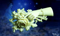 花束を持つ手　カーブドアイボリー